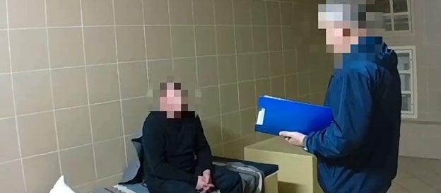 Jeśli zatrzymany odmawia jakiegokolwiek kontaktu z adwokatem lub radcą prawnym, który pozostaje do d
