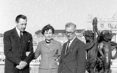 Seweryn Eustachiewicz, NN, Stanisław Stomma podczas zwiedzania Wersalu, lato 1957 r.