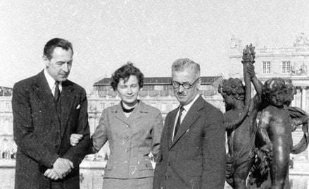 Seweryn Eustachiewicz, NN, Stanisław Stomma podczas zwiedzania Wersalu, lato 1957 r.