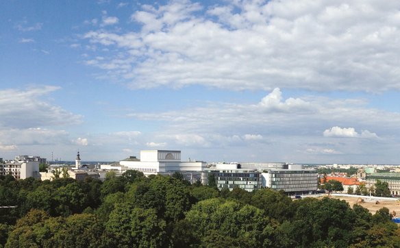 WIdok z jednego z apartamentów na Plac Piłsudskiego i Ogród Saski w ciągu najbliższych lat wzbogaci 