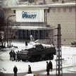 Pierwszy dzień stanu wojennego, transporter opancerzony przed kinem Moskwa i reklama filmu „Czas Apo