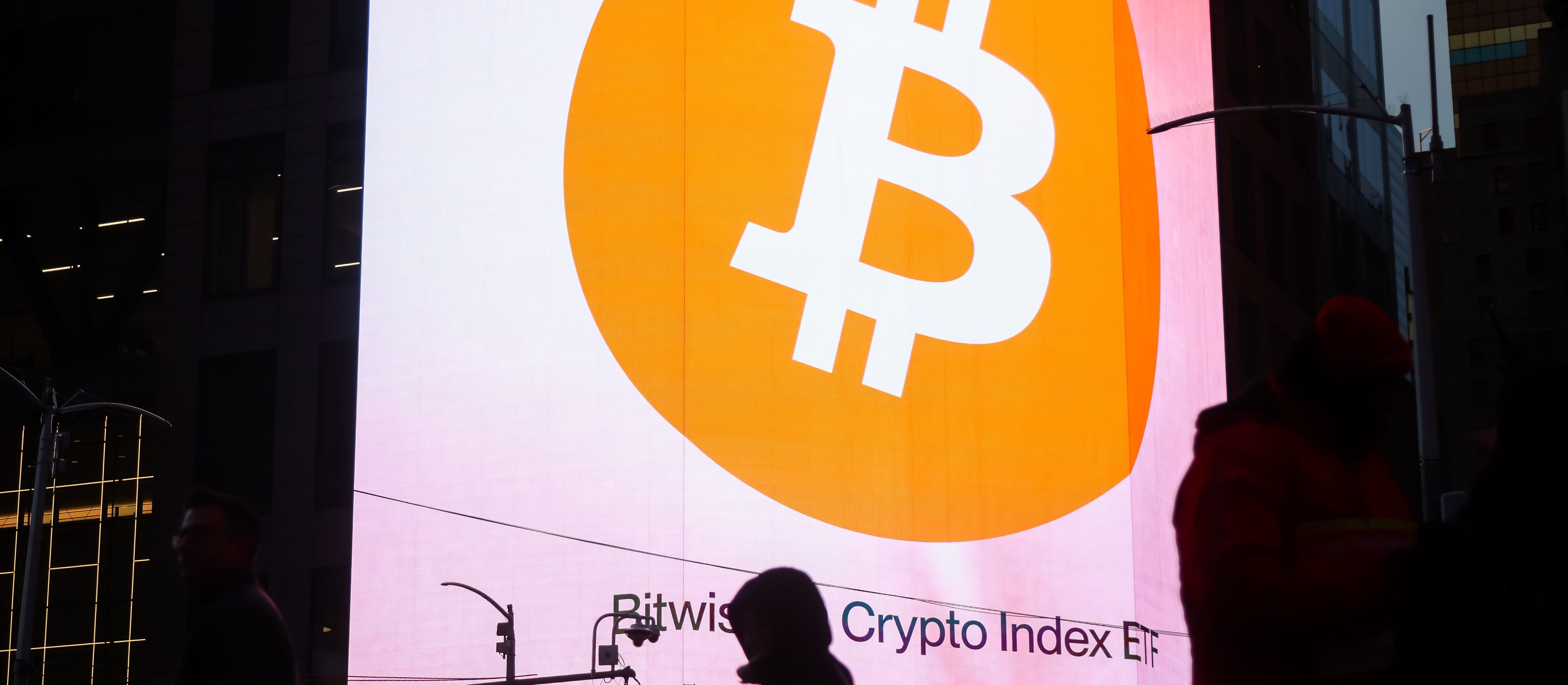 Bitcoin leci w dół. Zapowiada kłopoty na rynkach akcji?