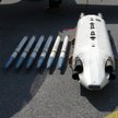 Zasobnik SUU-5003 z sześcioma rakietami CRV7 (z lewej) i sześcioma bombami ćwiczebnymi BDU-33