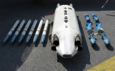Zasobnik SUU-5003 z sześcioma rakietami CRV7 (z lewej) i sześcioma bombami ćwiczebnymi BDU-33