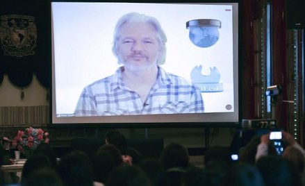 7 sierpnia Assange wziął udzial w wideokonferencji pod hasłem "Bez protestów nie ma demokracji", org