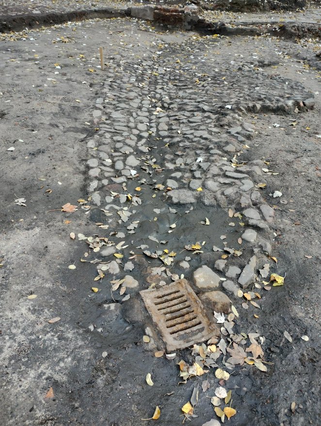 Odsłonięty XIX-wieczny rynsztok prowadzący do kanalizacji