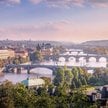 Czesi chętnie podkreślają, że Praga (na zdjęciu) leży na zachód od Wiednia. Na Polskę od dawna patrz