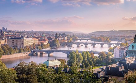 Czesi chętnie podkreślają, że Praga (na zdjęciu) leży na zachód od Wiednia. Na Polskę od dawna patrz
