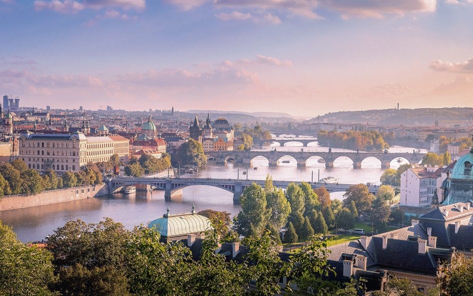 Czesi chętnie podkreślają, że Praga (na zdjęciu) leży na zachód od Wiednia. Na Polskę od dawna patrz