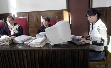 Chociaż e-sąd działa od półtora roku, do tej pory w sprawach archiwizowania akt musiał się posiłkowa