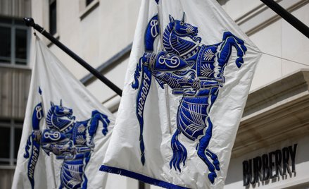 Symbolem Burberry jest rycerz na koniu trzymający w dłoni proporzec, na którym widnieje łacińskie sł
