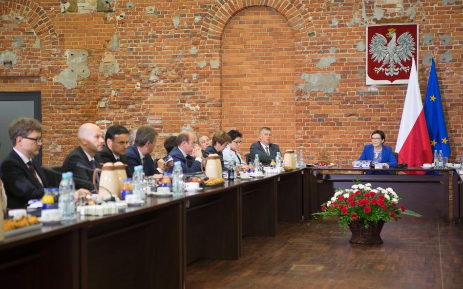 Rząd ma wizerunkowy problem z wyjazdami