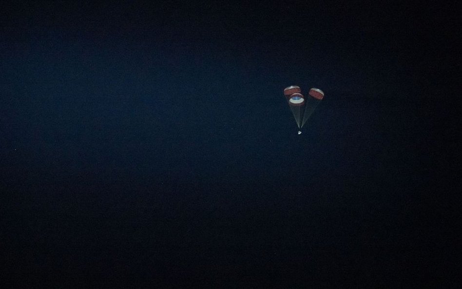 Na wysokości ok. 9 km nad ziemią otworzyły się trzy główne spadochrony