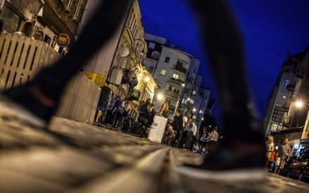 Deptak i ogródki wieczorem