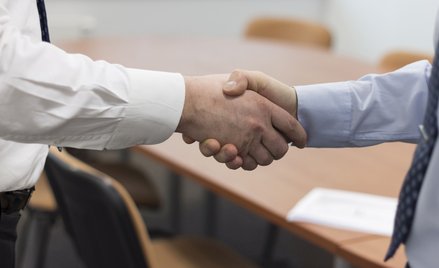 Czy umowa o dzieło liczy się do okresu zatrudnienia? Powinna