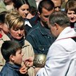 Mniej wiernych w kościołach, więcej do komunii