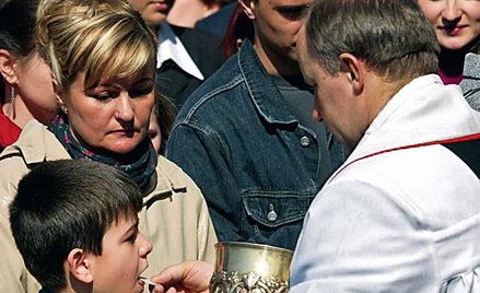 Mniej wiernych w kościołach, więcej do komunii