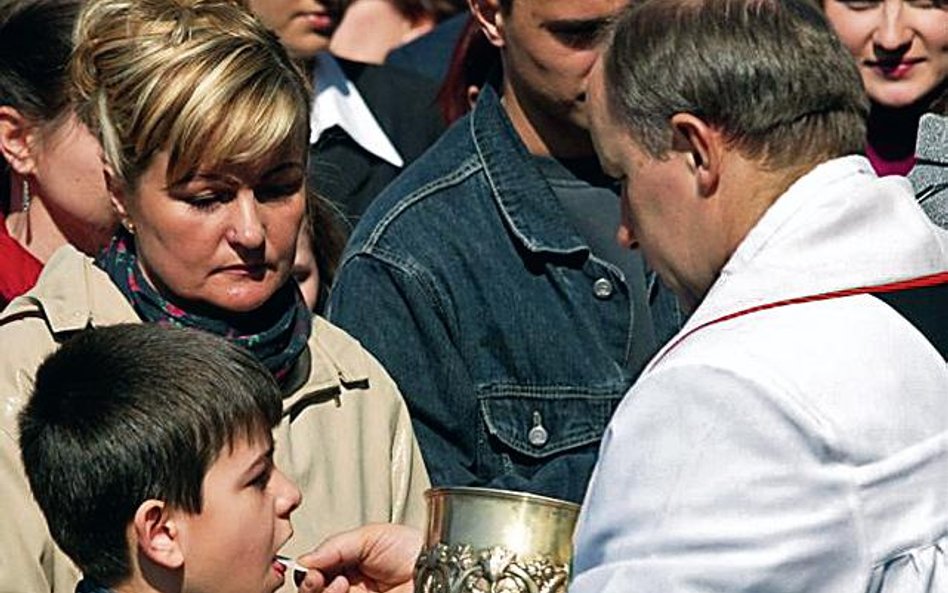 Mniej wiernych w kościołach, więcej do komunii