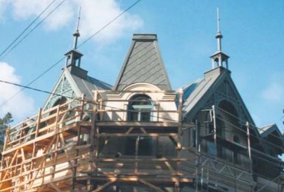 Zrekonstruowano stylowy dach, jaki pierwotnie zdobił willę.