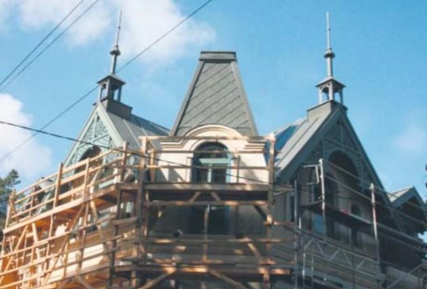 Zrekonstruowano stylowy dach, jaki pierwotnie zdobił willę.