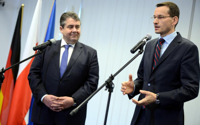 Wicekanclerz Niemiec i minister gospodarki Sigmar Gabriel (L) oraz wicepremier i minister rozwoju Ma