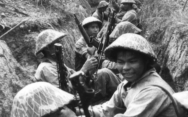 Wietnamscy żołnierze w czasie oblężenia Dien Bien Phu, 1954 r.