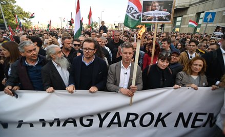 Wiec partii Tisza, z pochodnią stoi Péter Magyar