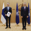 Sekretarz generalny NATO (w środku) oraz ambasadorzy Finlandii i Szwecji przy Sojuszu