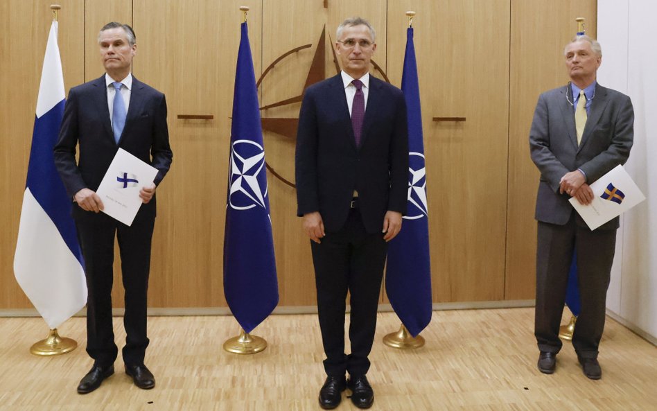 Sekretarz generalny NATO (w środku) oraz ambasadorzy Finlandii i Szwecji przy Sojuszu