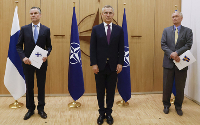 Sekretarz generalny NATO (w środku) oraz ambasadorzy Finlandii i Szwecji przy Sojuszu