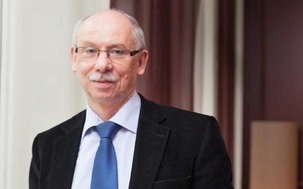 Sporymi oszczędnościami może pochwalić się Janusz Lewandowski. Na swoich kontach zgromadził 305 tys.