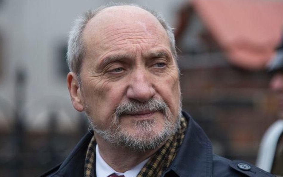 Papiery wartościowe ma też w portfelu Antoni Macierewicz (PiS), to polisy i fundusze.