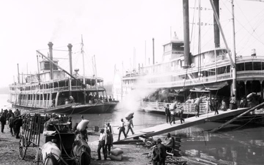 Na początku XX w. parowce były ważnym środkiem transportu. Na zdjęciu: załadunek towarów na statki n