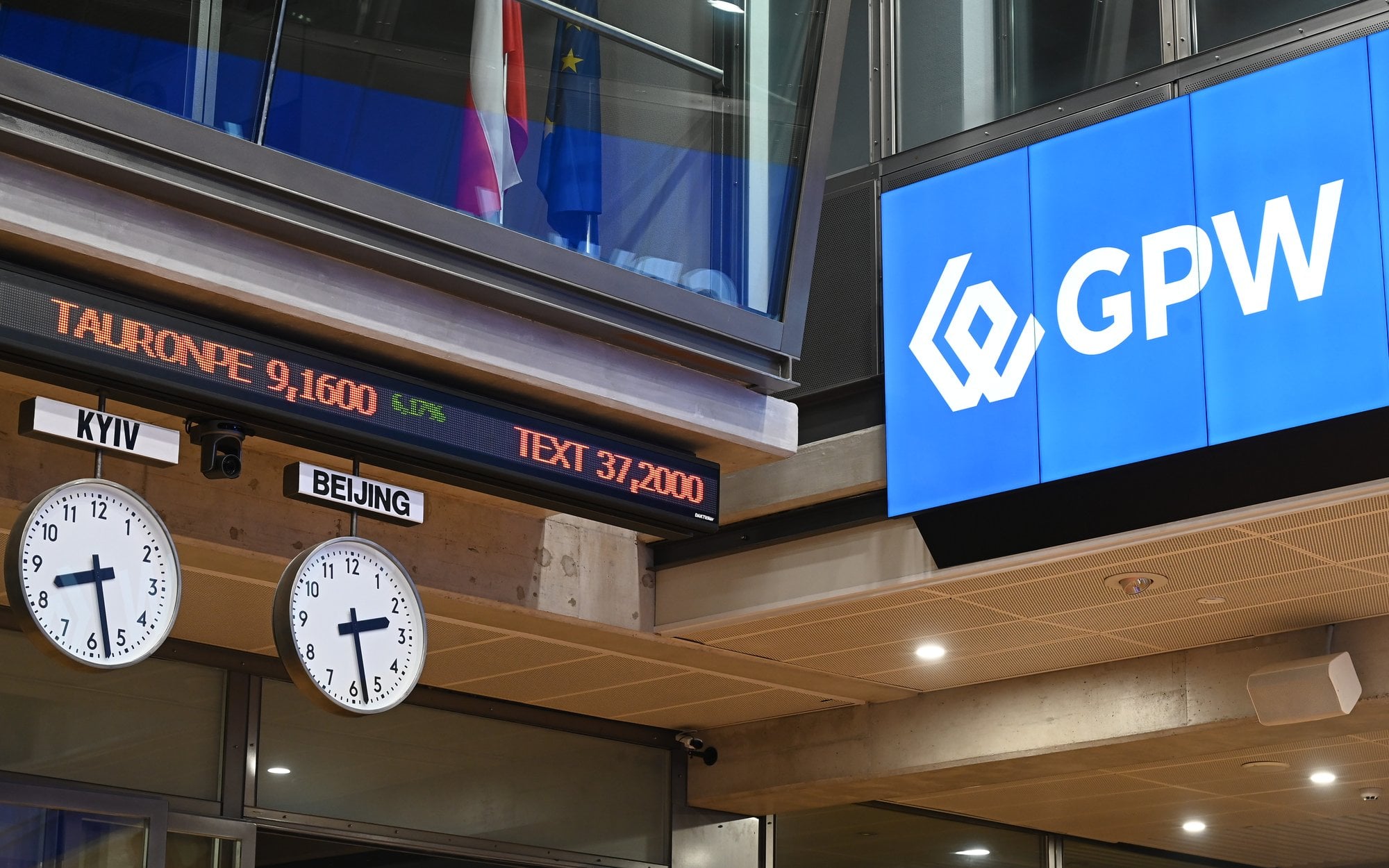 Spadkowy poranek na giełdach w Europie