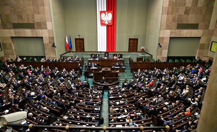 Posłowie na sali obrad Sejmu