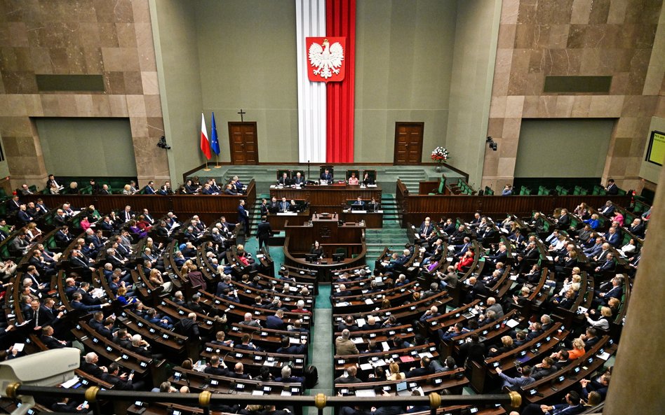 Posłowie na sali obrad Sejmu