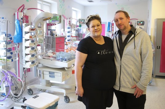 Rodzice Dominika i Vince Clarke na sali Oddziału Położnictwa i Perinatologii w Szpitalu Uniwersyteck