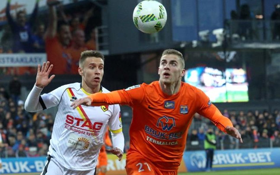Zawodnik Bruk-Betu Termaliki Nieciecza Vladislavs Gutkovskis (P) i Przemysław Frankowski (L) z Jagie