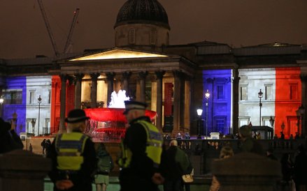 Patrol policji pod National Gallery w Londynie