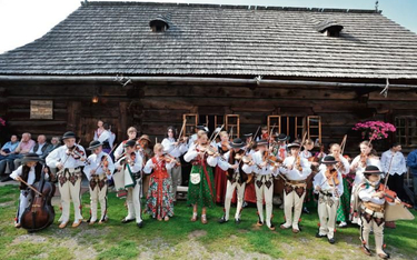 Wakacyjnym wydarzeniem w Zakopanem jest Festiwal Folkloru Ziem Górskich. Na zdjęciu uczniowe Krzyszt