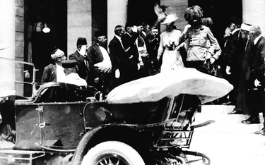 Sarajewo, 28 czerwca 1914 r. Arcyksiążę Franciszek Ferdynand wraz z żoną Zofią opuszczają ratusz na 