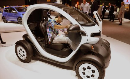 Renault Twizy kosztuje 7690 euro. Silnik o mocy 17 KM pozwoli na jazdę z prędkością 80 km/h. Na jedn