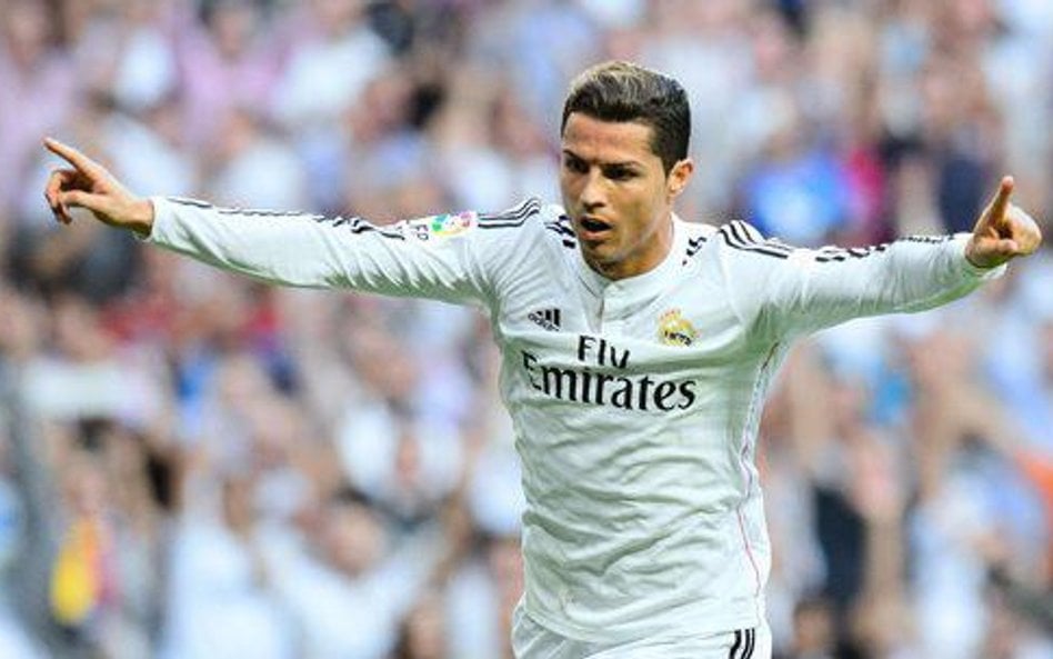 Cristiano Ronaldo broni trofeum. Z Realem wygrał w tym roku Ligę Mistrzów