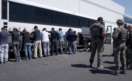 Zatrzymani pod autobusem podczas nalotu agentów federalnych, w którym około 300 Koreańczyków z Połud