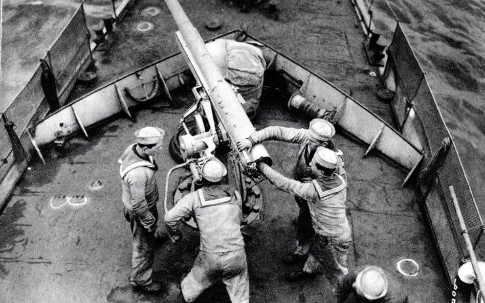 Ćwiczenia artylerzystów na jednym z niszczycieli, lata 30.