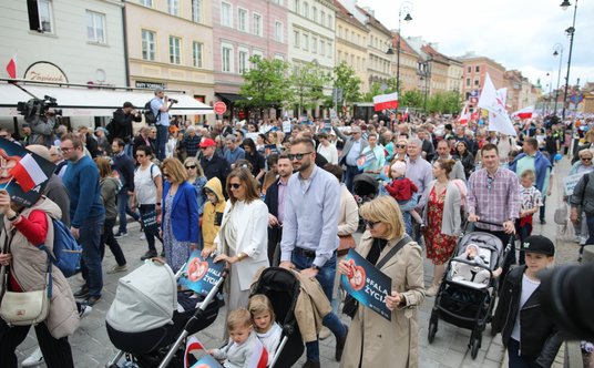 Pod hasłem "Niech Żyje Polska!" Narodowy Marsz Życia wyruszył z placu Zamkowego w Warszawie