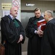 Obrońcy Zbigniewa Ziobry Bartosz Lewandowski i Adam Gomoła na korytarzu Sądu Rejonowego dla Warszawy