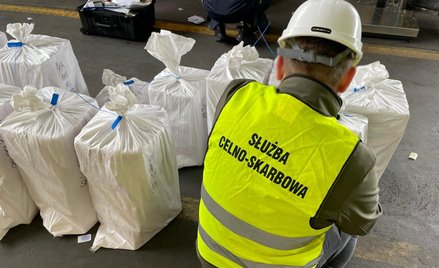 Kontrola zabezpieczonych worków w magazynie
