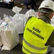 Kontrola zabezpieczonych worków w magazynie