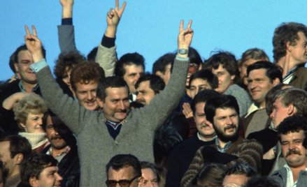 Lech Wałęsa na trybunie stadionu Lechii w meczu z Juventusem. Zdaniem rzecznika ówczesnego rządu był